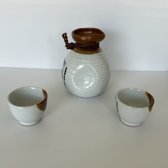 A set of two sake cups with a sumo wrestling ring two sake cups Kyugoro Jinmaku - Picture 2 of 8